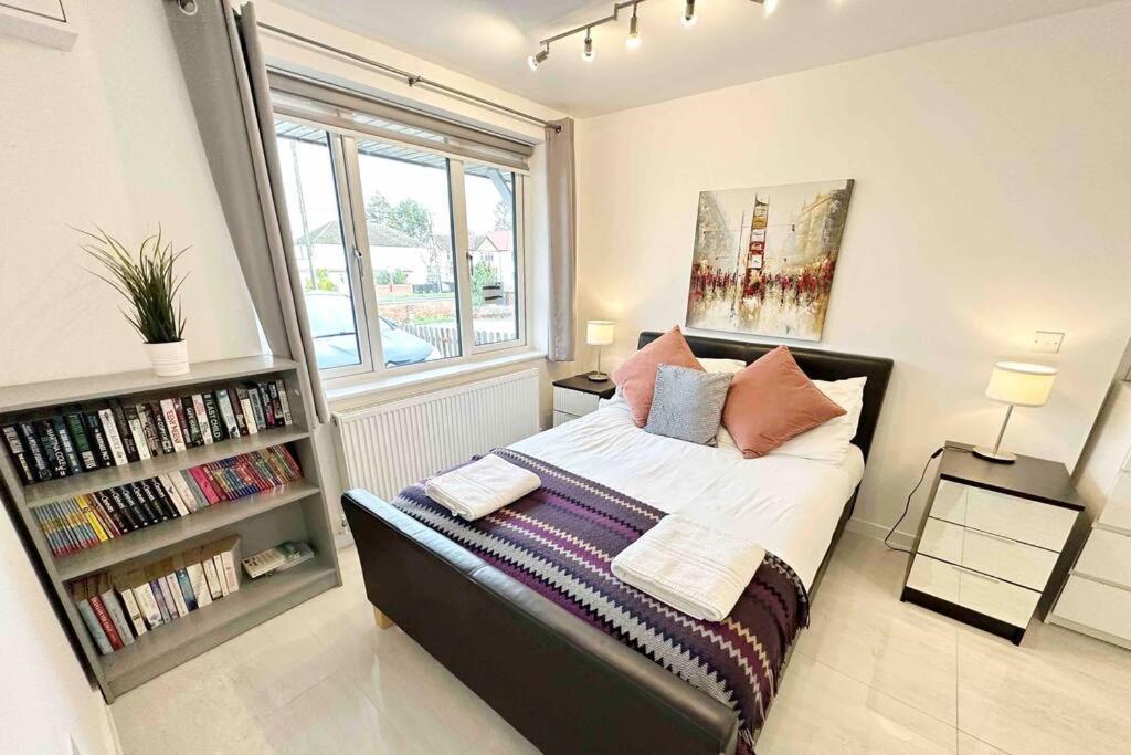 Walnut Luxurious 2 Bedroom with Ensuite Parking Netflix WIFI Close to Oxford Bicester & Blenheim Palace — 4-Star Luxury Hotel in Oxford, United Kingdom
