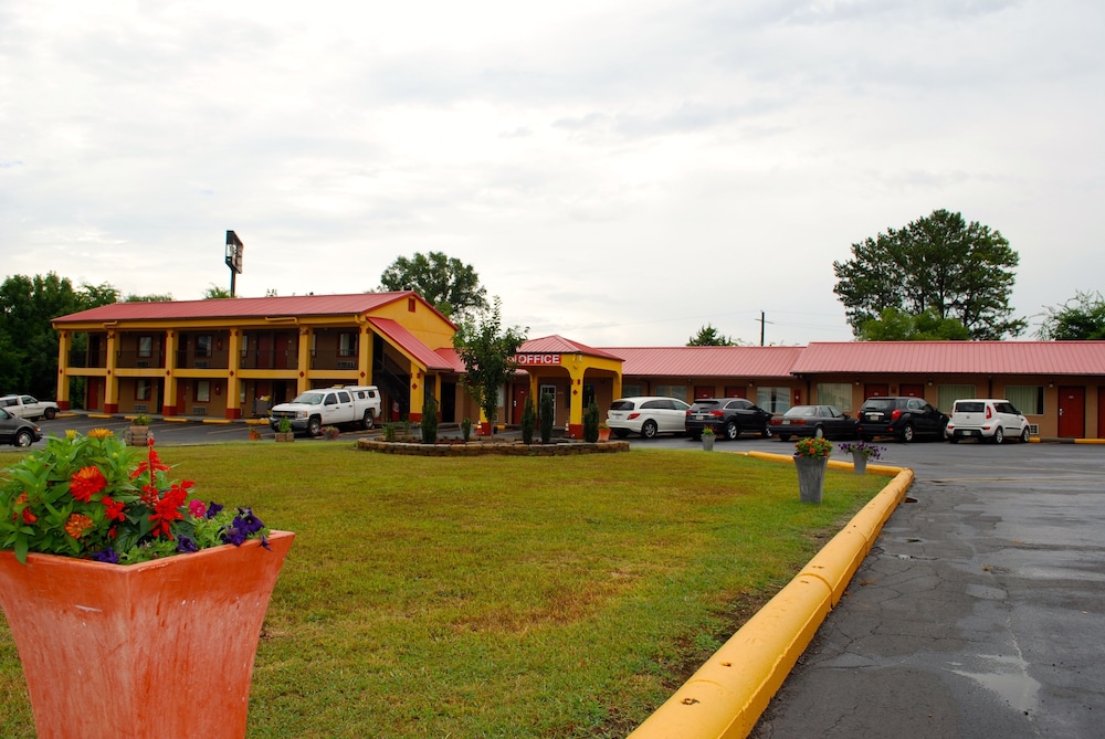 Duffys Motel Calhoun - photo 24