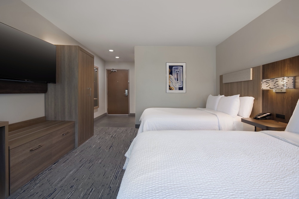 Holiday Inn Express & Suites Muskegon Grand Haven an IHG Hotel - photo 11