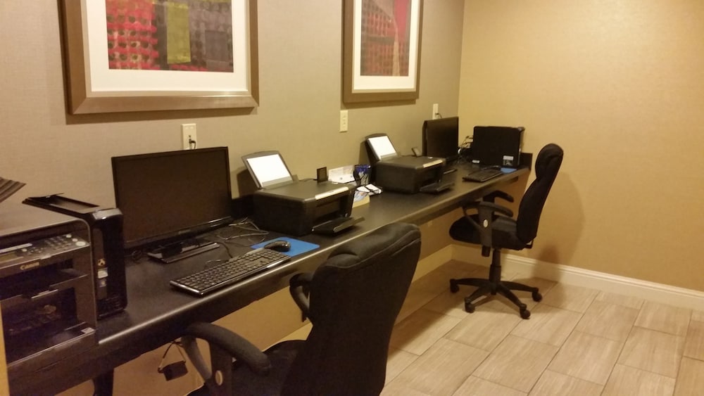 Holiday Inn Express Hotel & Suites Marion Northeast by IHG - photo 12