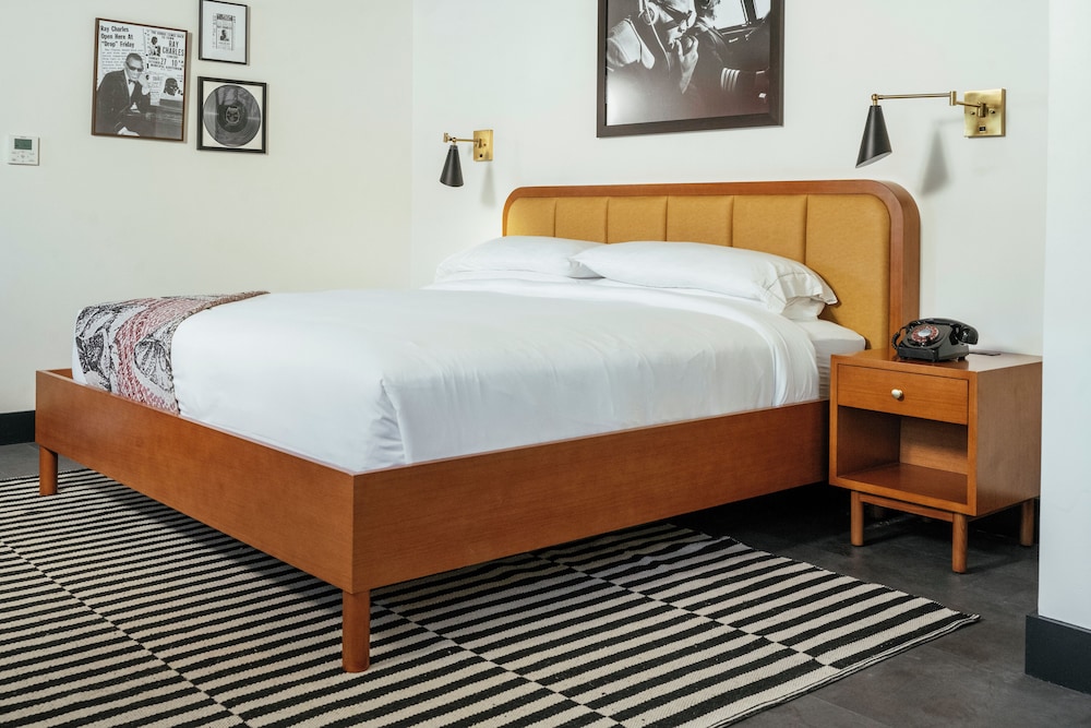 Dew Drop Inn - photo 16