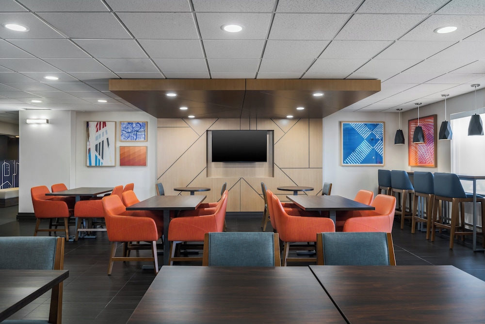 Holiday Inn Express Hotel & Suites Bentonville by IHG - photo 43