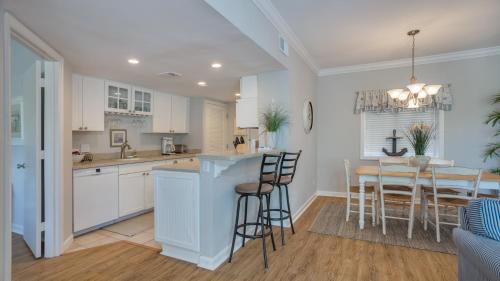 Private Balcony Beach Getaway Coligny - photo 2