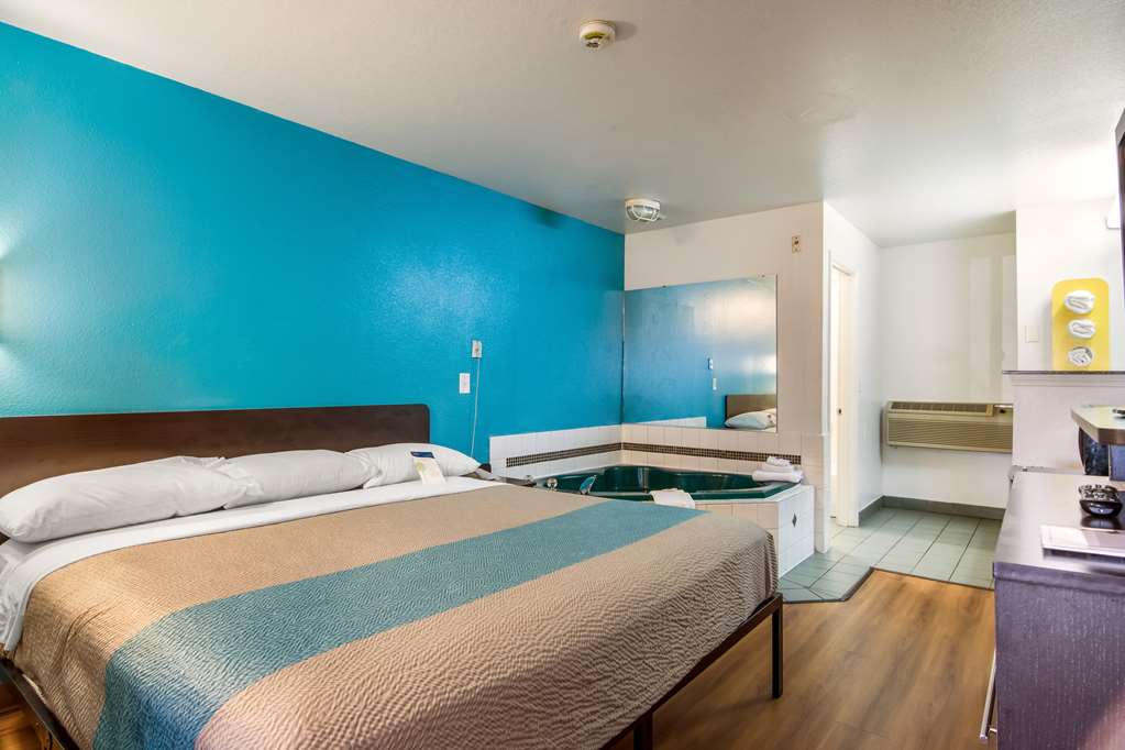 Motel 6 Portland Mall 205 - photo 9
