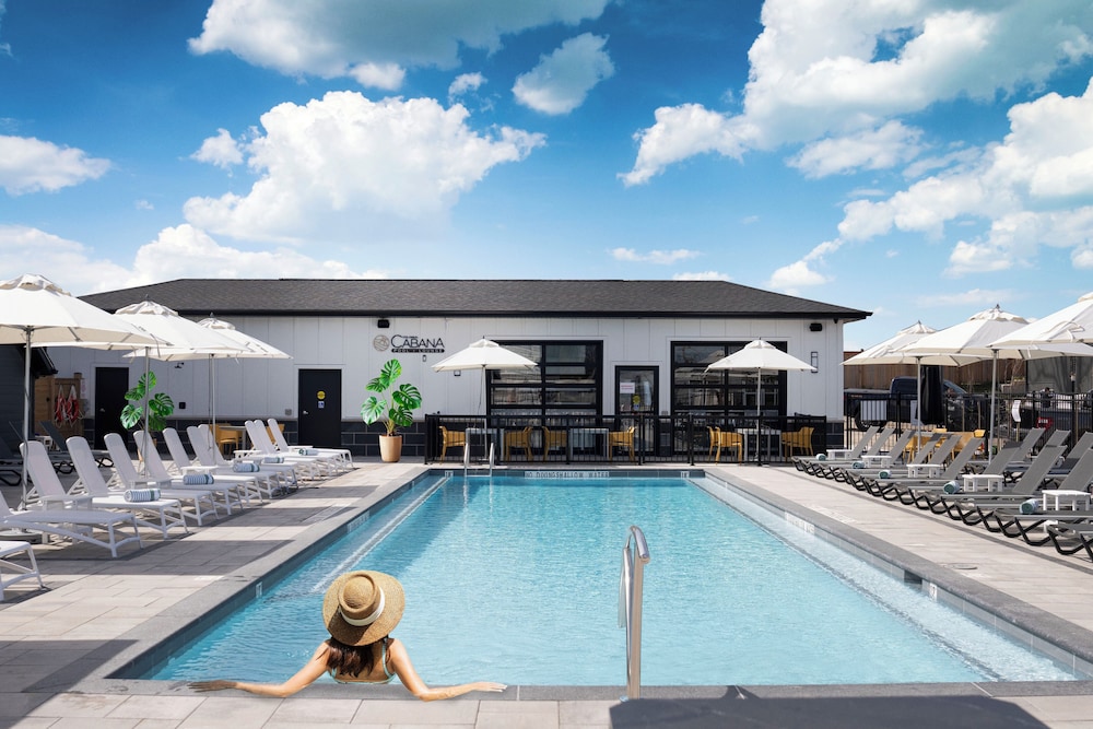 Colonial Hotel & Suites — hotel in Lambton Shores
