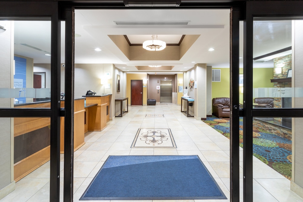Holiday Inn Express & Suites Rochester Mayo Clinic Area by IHG - photo 35