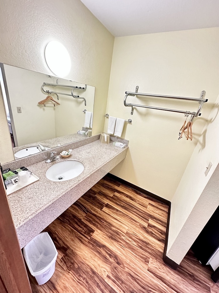 Regency Inn lola Kansas - photo 19