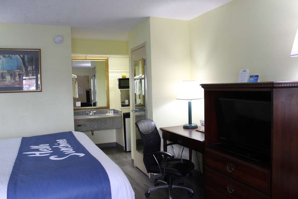 Days Inn by Wyndham Marianna - photo 14