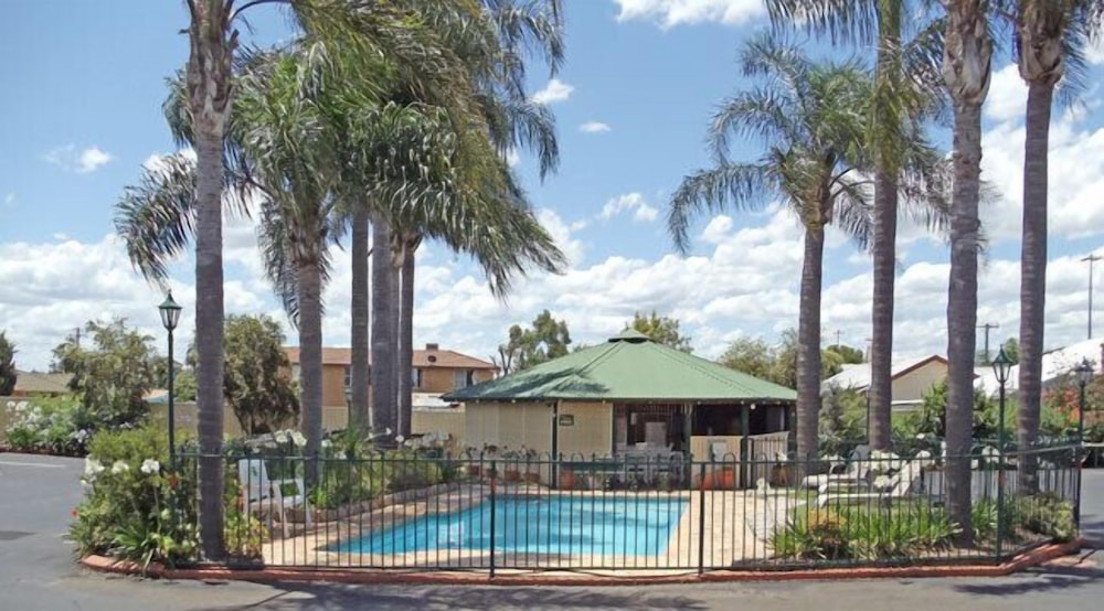 Town & Country Motor Inn in South Tamworth, Australia