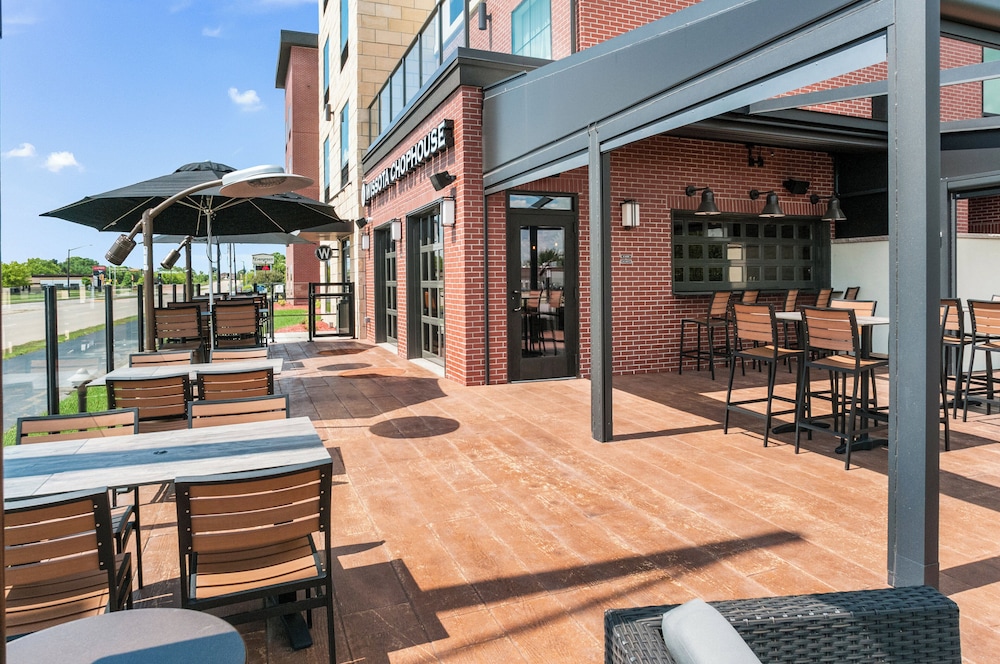 Cobblestone Hotel & Suites Appleton International Airport - photo 40