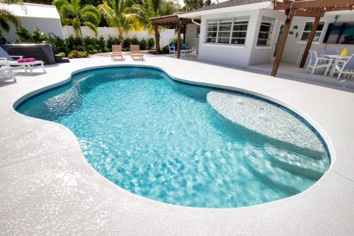 Tropical Oasis Heated Pool Hot Tub Near Siesta Key in Sarasota, United States