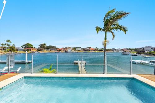 Sandy Shores Absolute Waterfront & Swimming pool Holiday Yamba — carbon neutral stay, Yamba