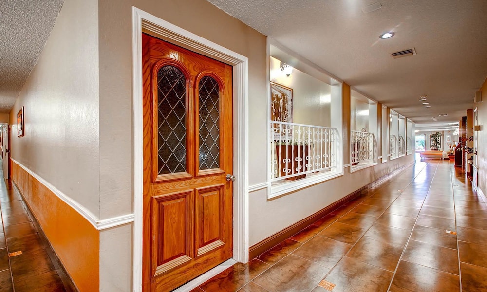 Orangewood Inn & Suites Midtown - photo 51