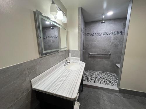 Sutton Inn - photo 9