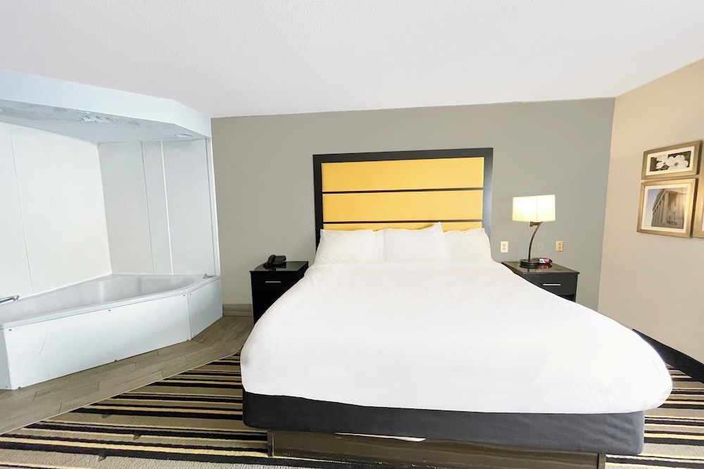 La Quinta Inn & Suites by Wyndham Jackson North - photo 20