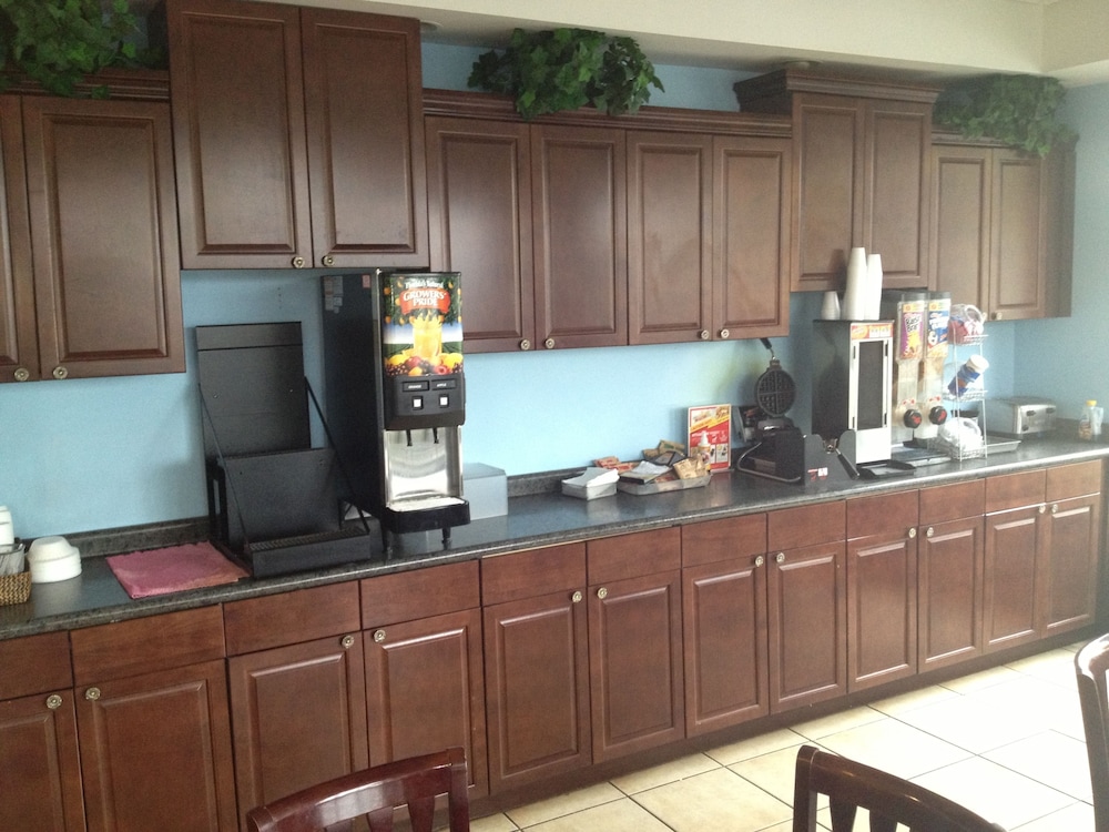 Days Inn by Wyndham Richmond Hill Savannah - photo 12