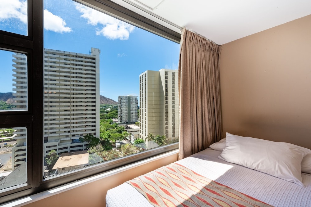 Spacious 14th Floor Corner Suite Partial Diamond Head and Ocean Views FREE Parking by Koko Resort Vacation Rentals - photo 4