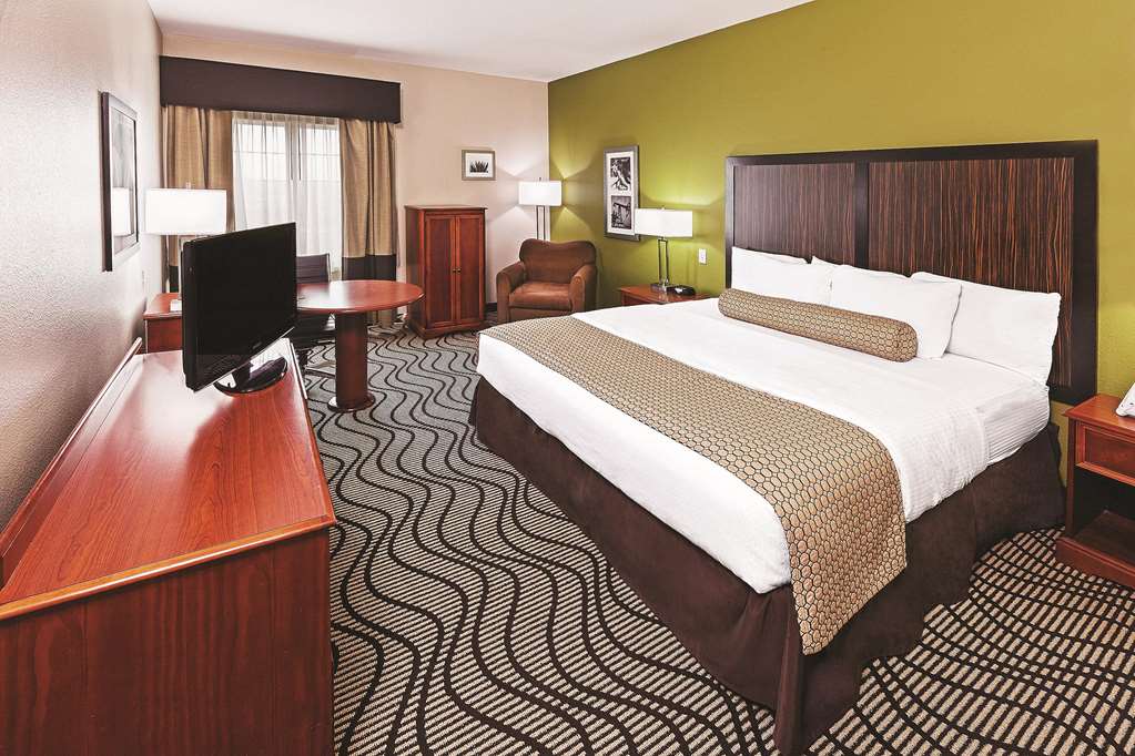 La Quinta Inn & Suites by Wyndham Corpus Christi Northwest - photo 14