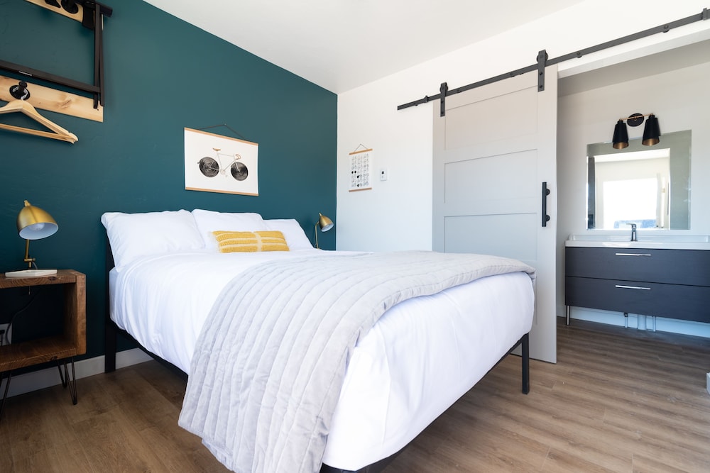 Spoke and Vine Motel - photo 4