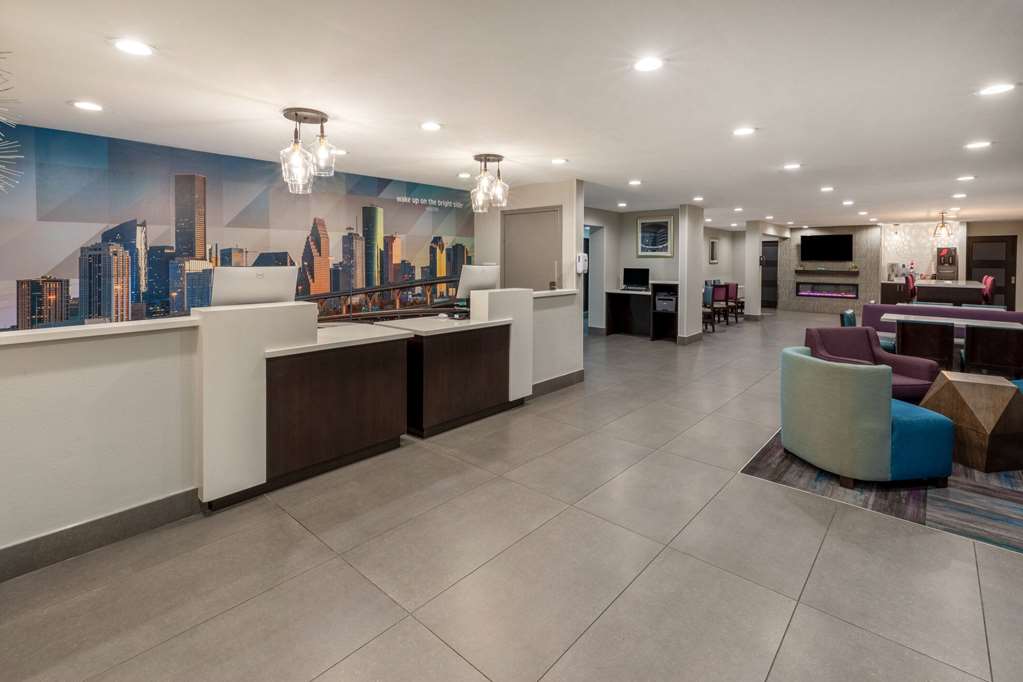La Quinta Inn & Suites by Wyndham Houston NW Brookhollow - photo 6