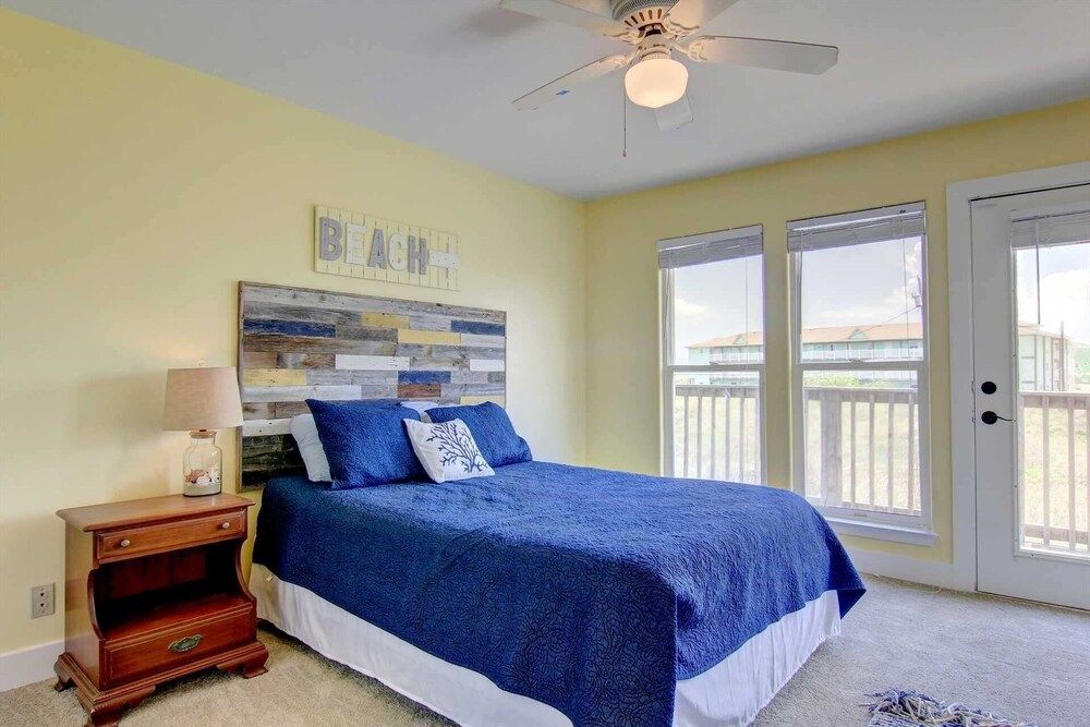 Beach Views La Playa Paradise large island home — 4-Star Luxury Hotel in Port Aransas, United States
