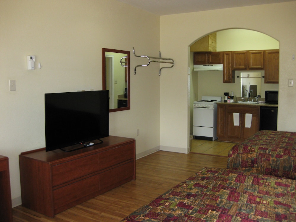 Scottish Inn and Suites - photo 9