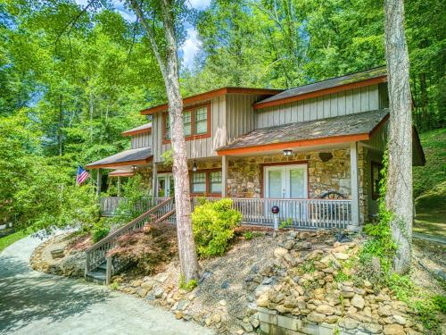 Rambling Bear on Cove Creek Hot Tub WIFI 560 FREE tickets each paid day — 4-Star Luxury Hotel in Sevierville, United States