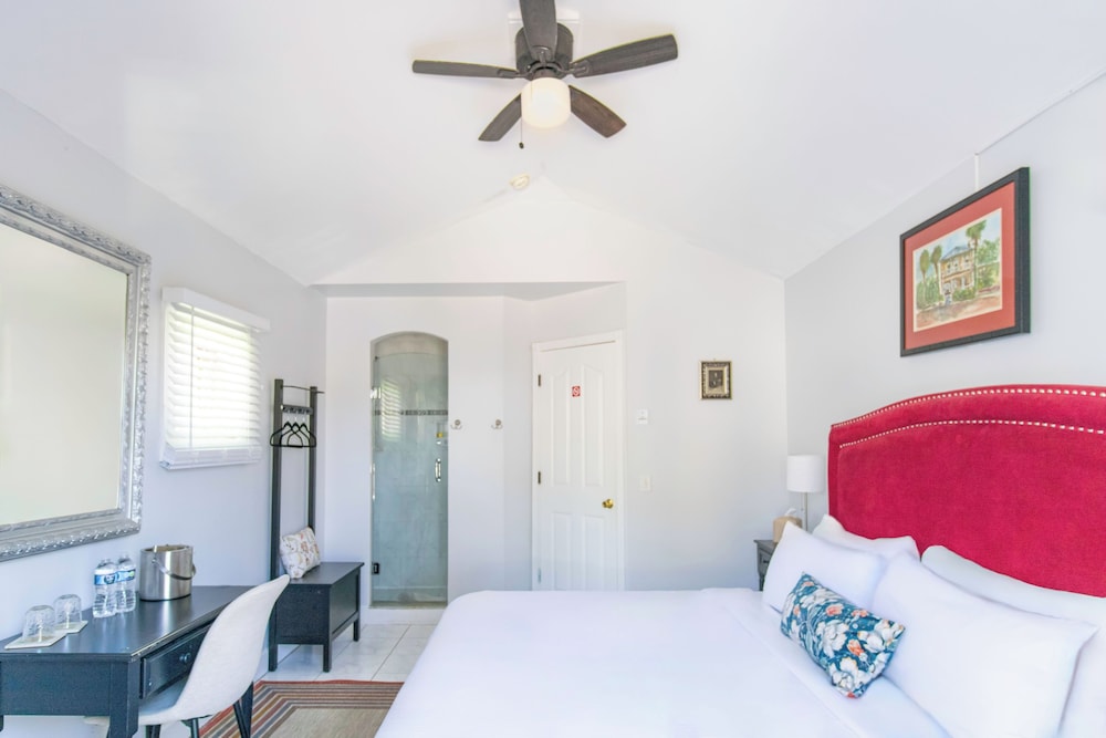 Inn on Charlotte Boutique Hotel - photo 8
