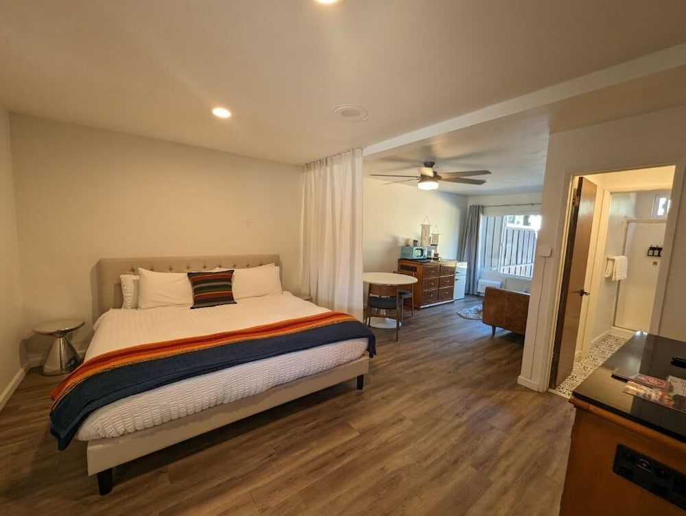 Sierra Blue Hotel & Swim Club - photo 19