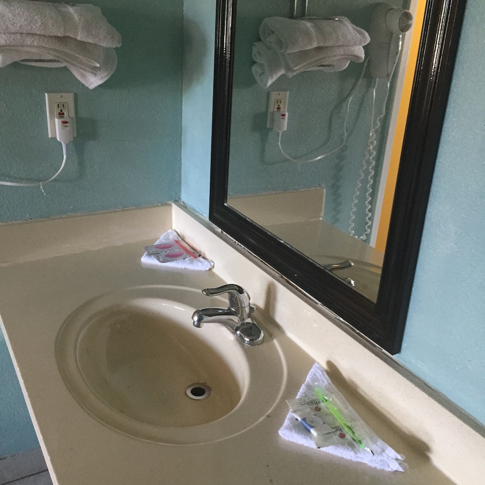 Guest Inn & Suites - photo 23