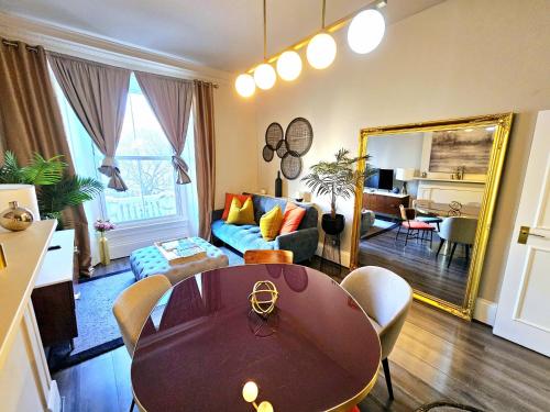 Stylish & Cosy Hyde Park Home by Tube Metro Stations with Elevator Lift — 4-Star Luxury Hotel in London, United Kingdom