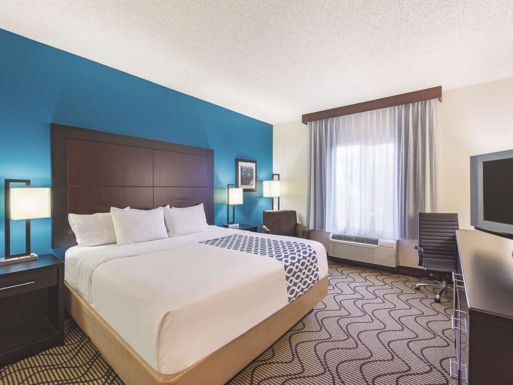 La Quinta Inn & Suites by Wyndham Central Point Medford - photo 25