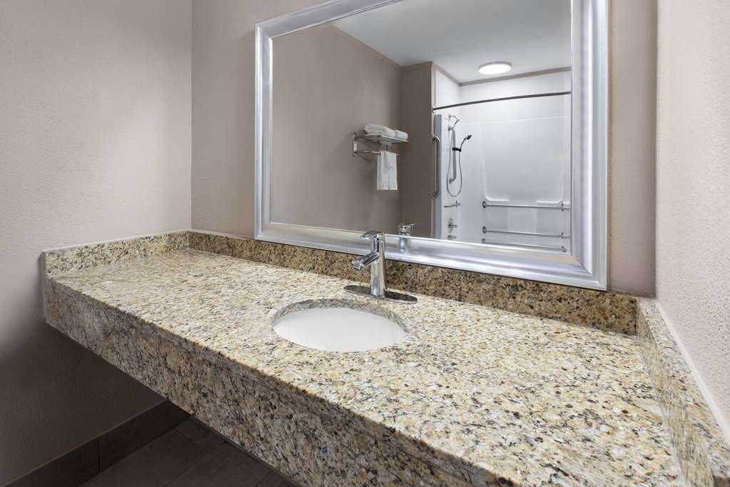 Super 8 by Wyndham Bridgeport Clarksburg Area - photo 23
