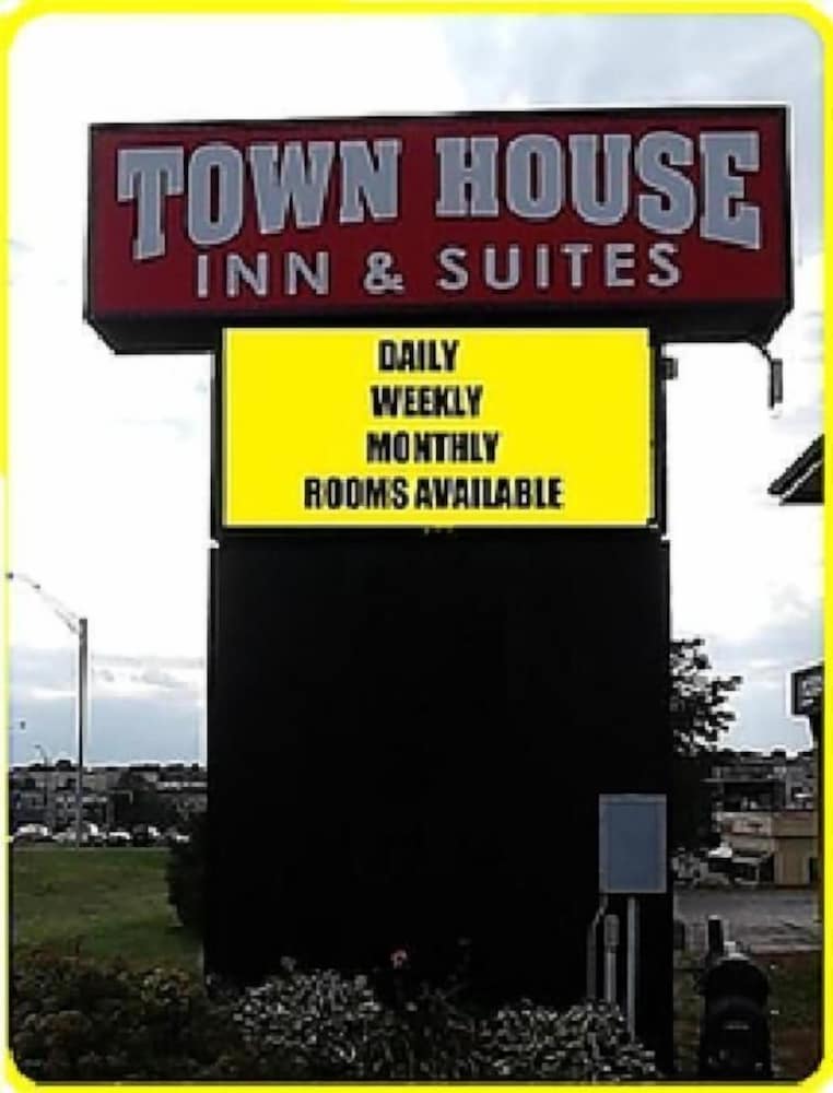 Townhouse Inn & Suites - photo 27