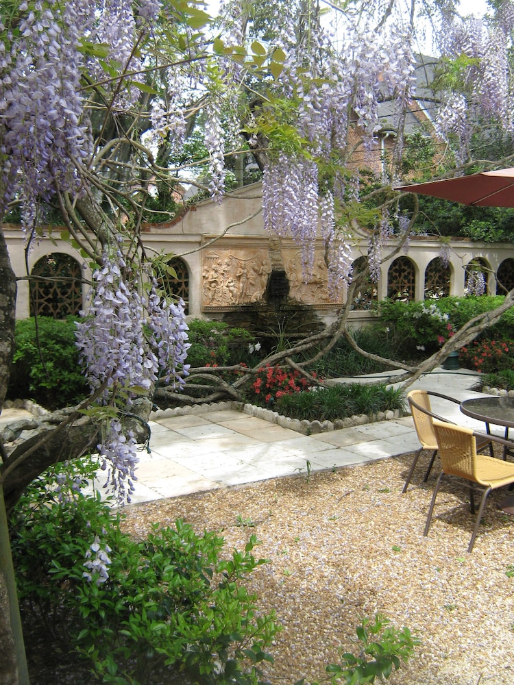The Cottage Bed & Breakfast — 4-Star Luxury Hotel in Monticello, United States