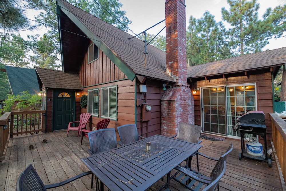 Far Enough Cabin Chalet style cabin walking distance to the trails Foosball table — 4-Star Luxury Hotel in Big Bear City, United States