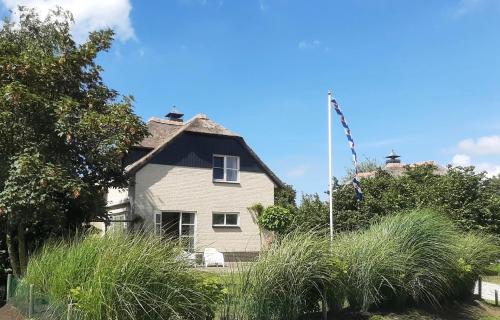 Duinvilla met sauna en whirlpool — 4-Star Luxury Hotel in Makkum, Netherlands