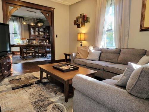 Beautiful Craftsman Style Home w Fenced Yard — 4-Star Luxury Hotel in South Beloit, United States