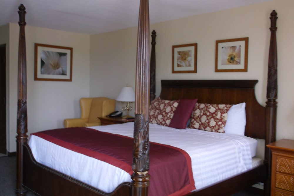 Days Inn & Suites by Wyndham Lake Okeechobee - photo 32