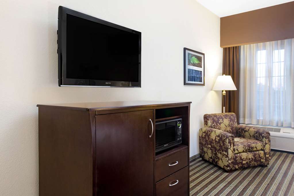 La Quinta Inn & Suites by Wyndham Fowler - photo 35