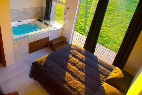 Lindos Bangalos a beira da Lagoa com hidromassagem lareira e churrasqueira individual e cozinha completa in Imbituba, Brasil