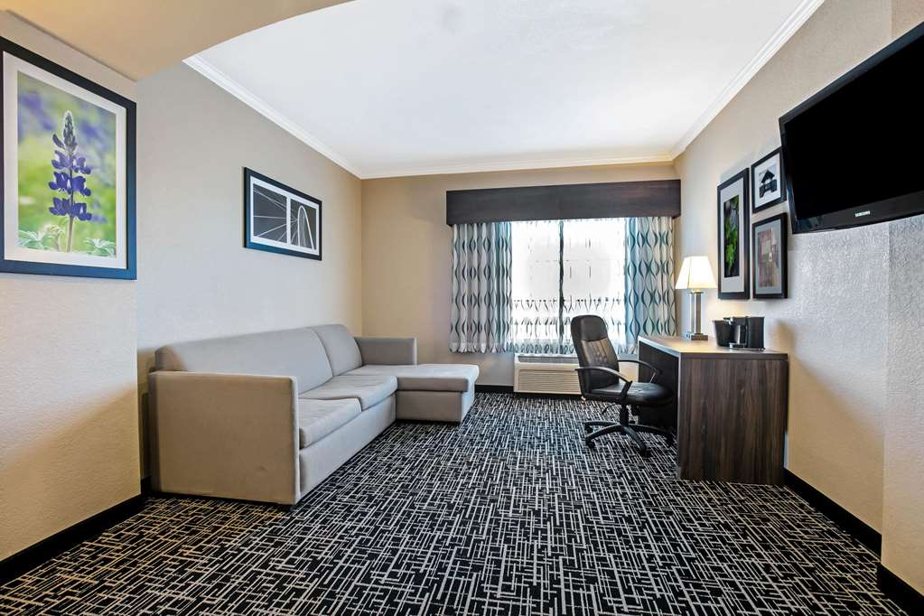 La Quinta Inn & Suites by Wyndham Garland Harbor Point - photo 52