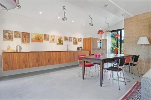 Doggersbank 38 Noordzeepark Ouddorp North Sea gem wood burning stove big kitchen garden with privacy — 4-Star Luxury Hotel in Ouddorp, Netherlands