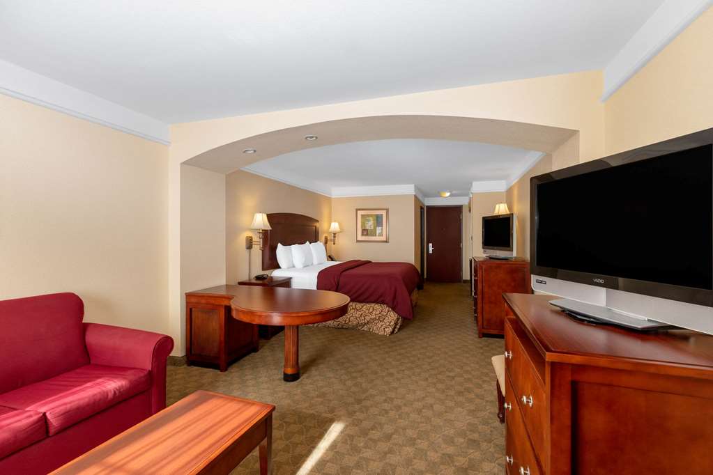 La Quinta Inn & Suites by Wyndham Dodge City - photo 17
