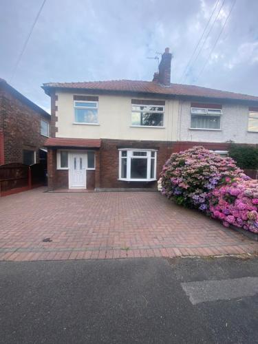 Lovely 3 bed house in Crosby — 4-Star Luxury Hotel in Crosby, United Kingdom