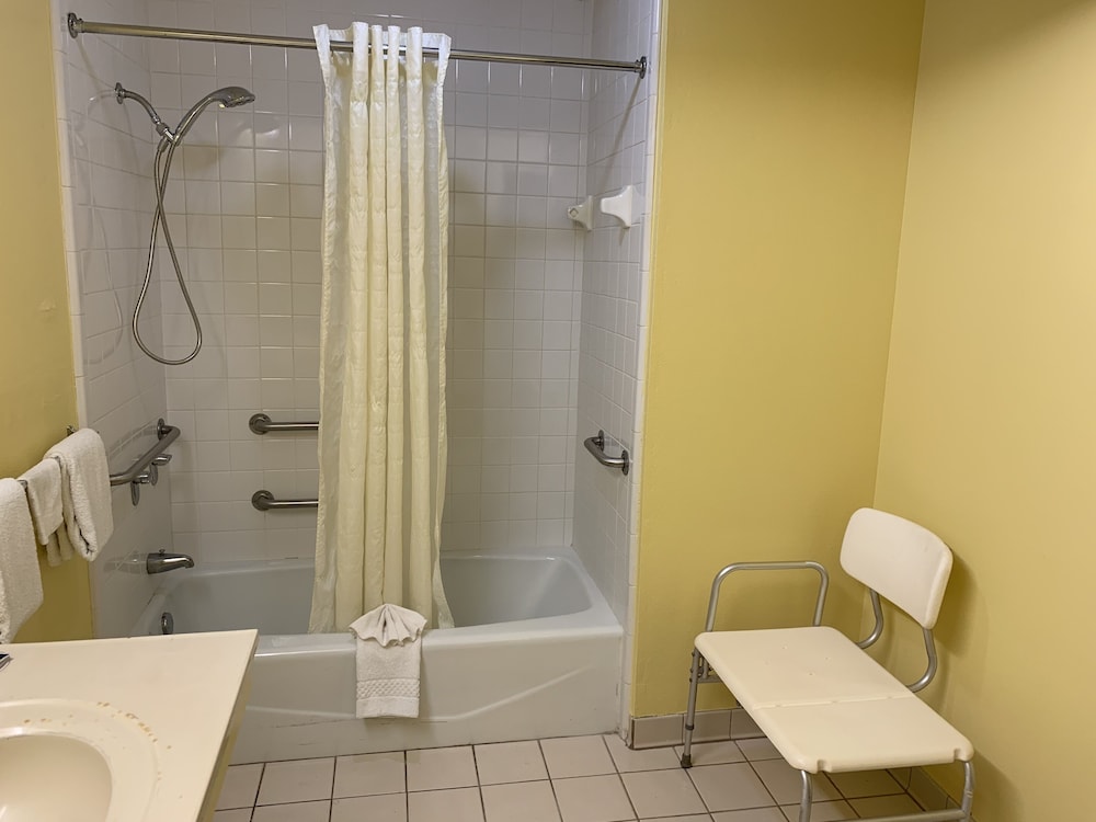 Relax Inn & Suites - photo 11