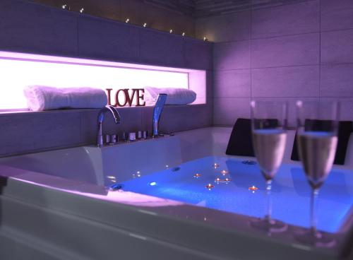 Apartment Nido di Roma Suite Jacuzzi King Size Metro C — 4-Star Luxury Hotel in Rome, Italy