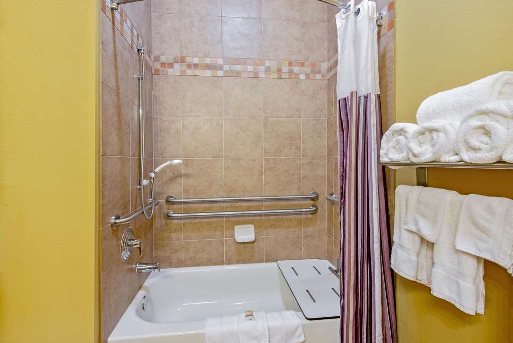 La Quinta Inn & Suites by Wyndham Eastland - photo 23