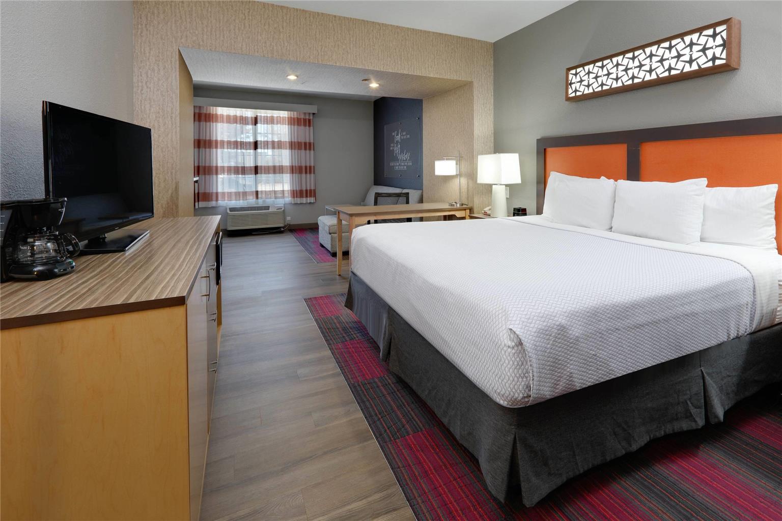 La Quinta Inn & Suites by Wyndham Dallas Love Field - photo 18