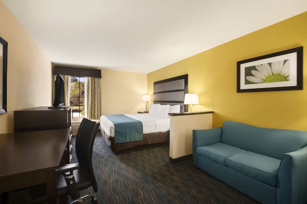 Days Inn & Suites by Wyndham Commerce - photo 10